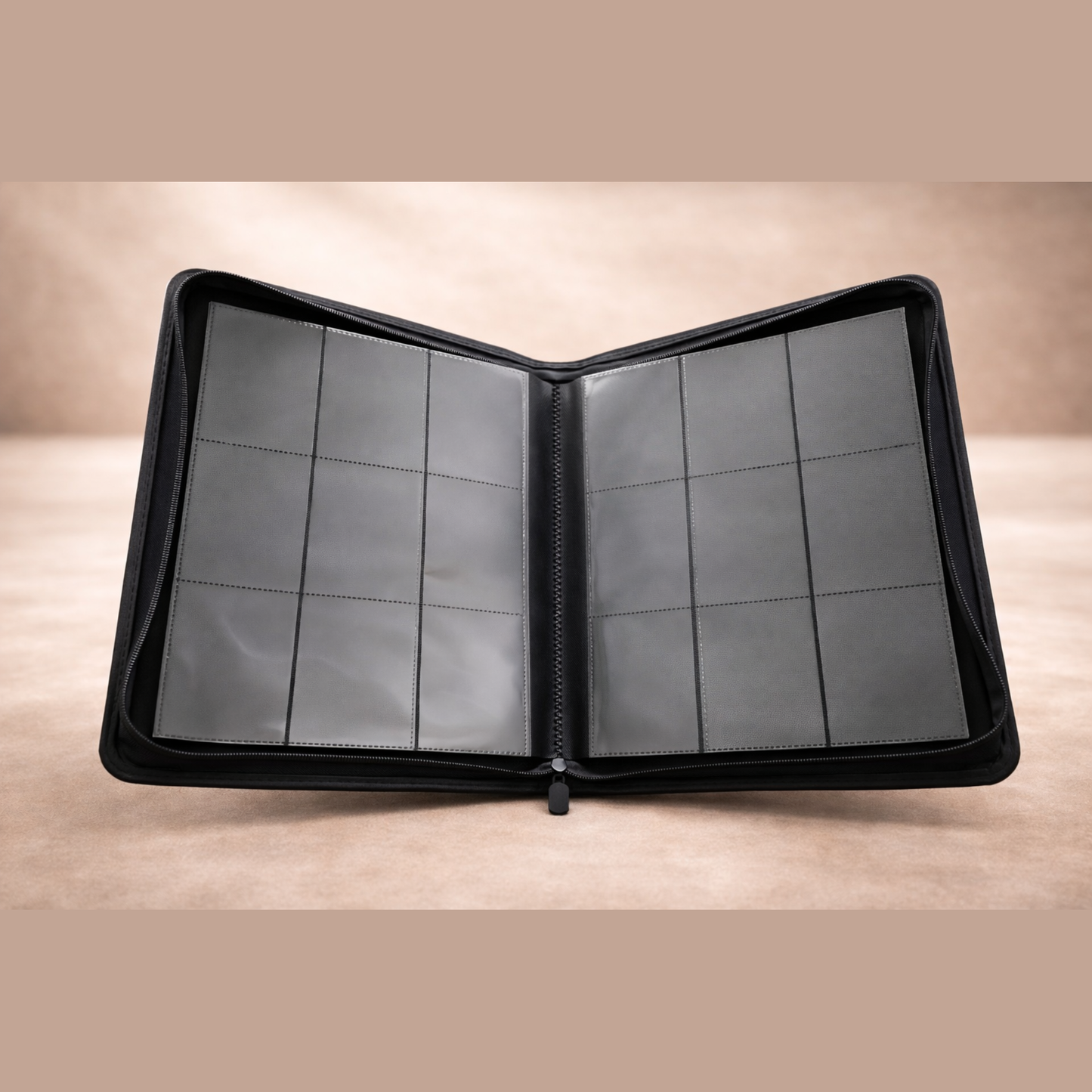 Bild på öppen 9-pocket pärm / binder med dragkedja / zipper side-loading - perfekt för Pokemon och andra TCG-cards