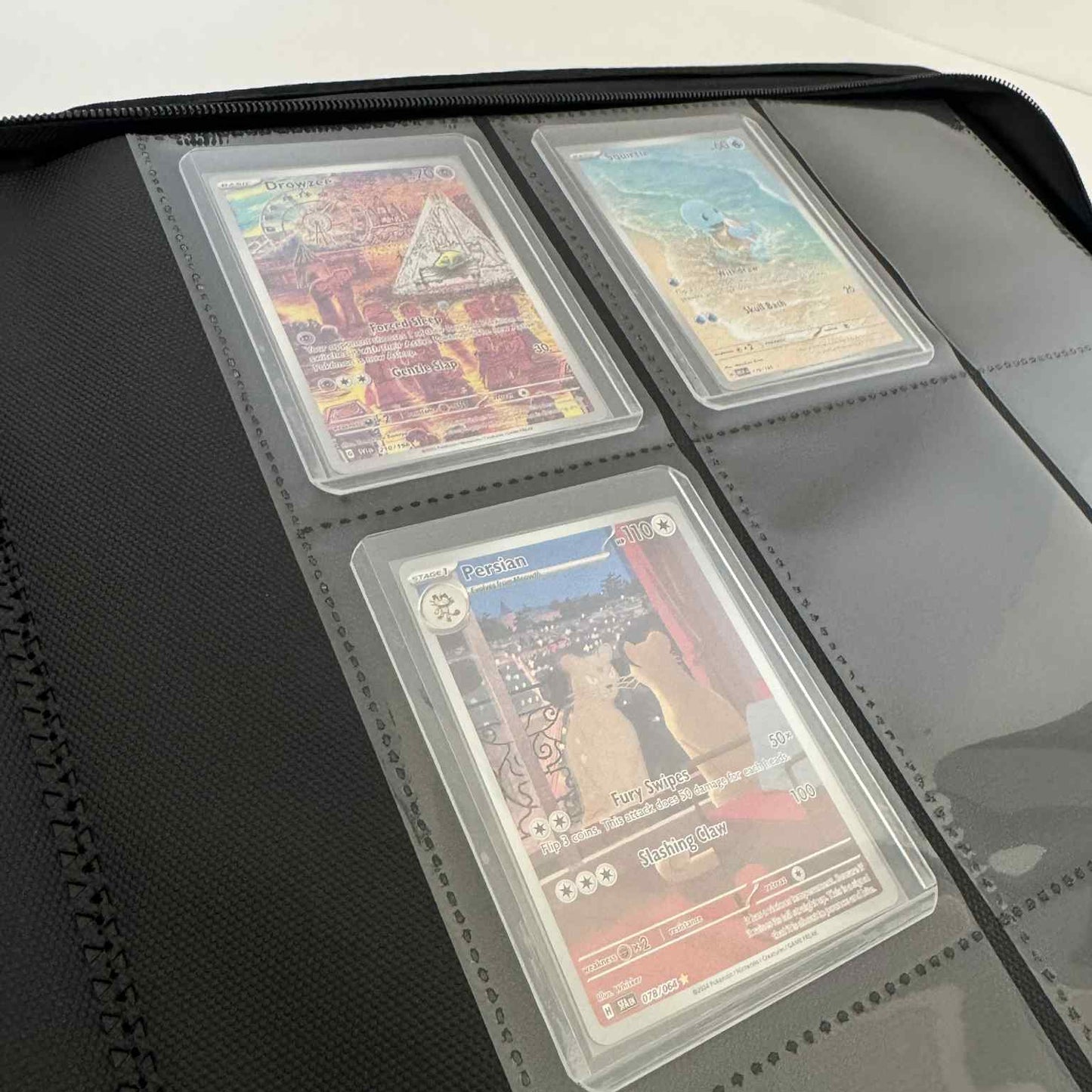 Toploader Pärm för Pokémonkort – 9 Pocket – Sideload & Dragkedja