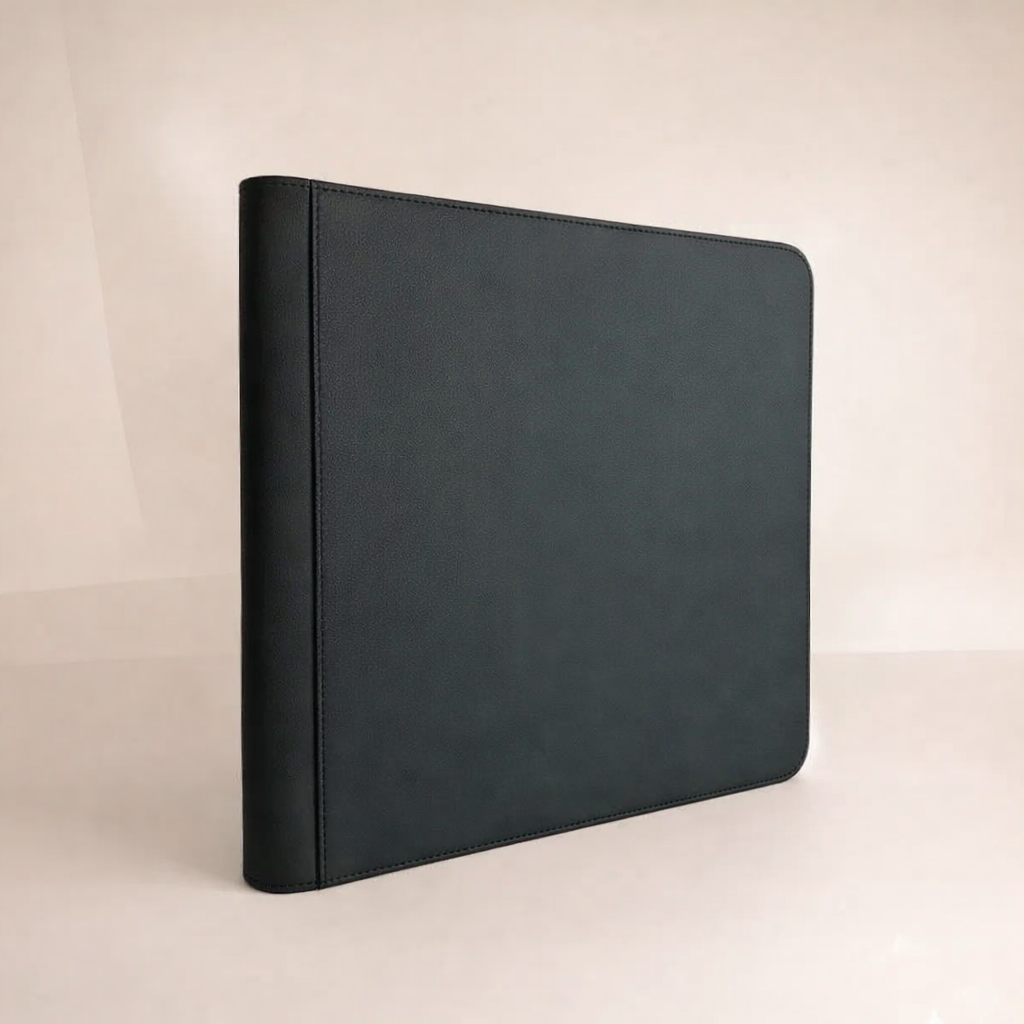 Kommer snart! - Toploader Pärm för Pokémonkort – 12 Pocket – Sideload & Dragkedja