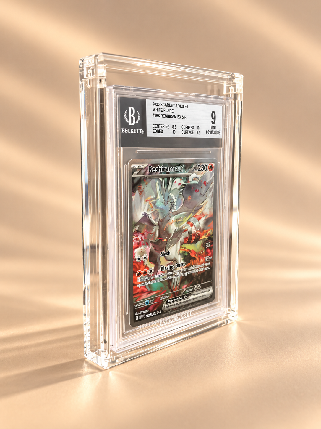 Transparent akrylskydd för Beckett BGS Slabs med graderat Pokémonkort. Kristallklart skydd mot damm och repor från Collected.