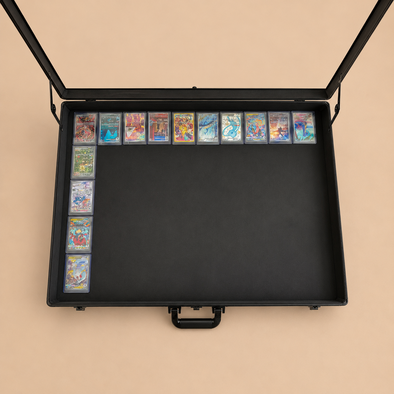 Låsbar kortdisplay för Pokémonkort och samlarkort i toploaders med svart inredning och transparent lock.